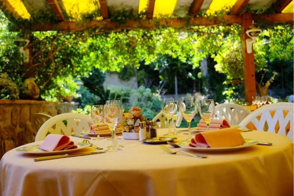 L' Escapade Hotel & Restaurant Le Pradet Bagian luar foto
