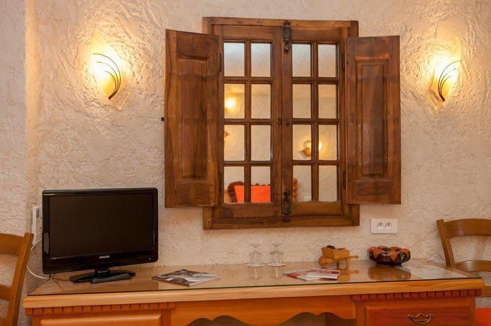 L' Escapade Hotel & Restaurant Le Pradet Bagian luar foto